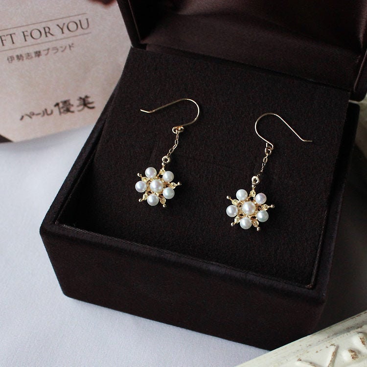 18K Gold Akoya Perlen Schnee Ohrringe Zierliche Blumenschmuckstücke von Pearlyuumi