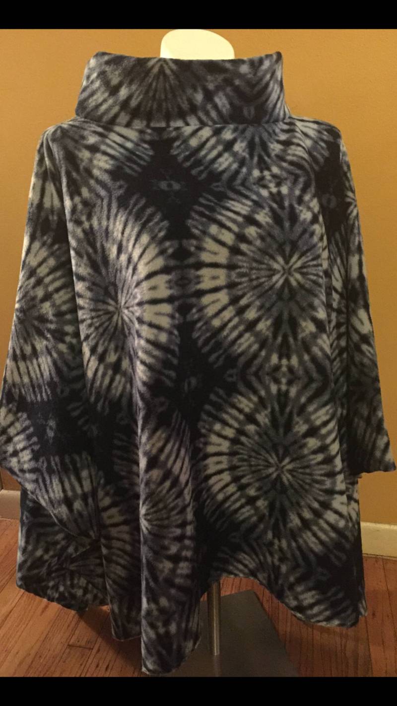 Krawattenstanz Look Blau Fleece Poncho von PearlzTreasures