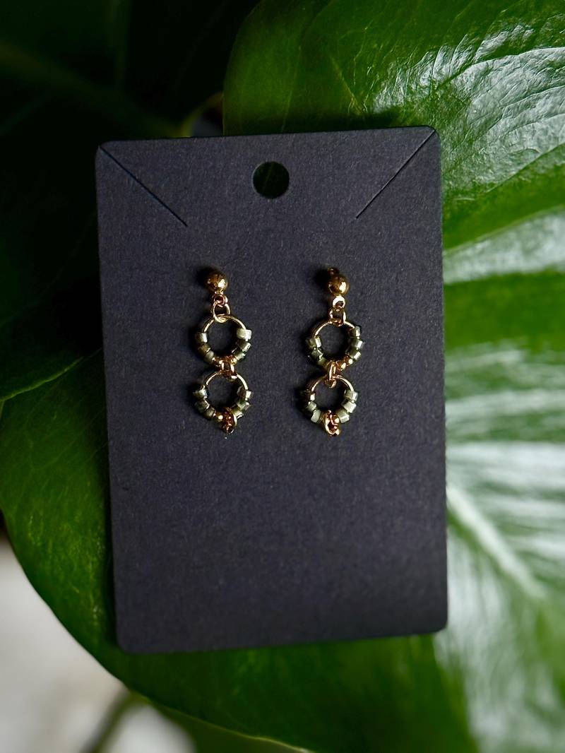 Golden & Soft Grün Doppelschleifen Ohrringe | Hypoallergen von PebblePulse