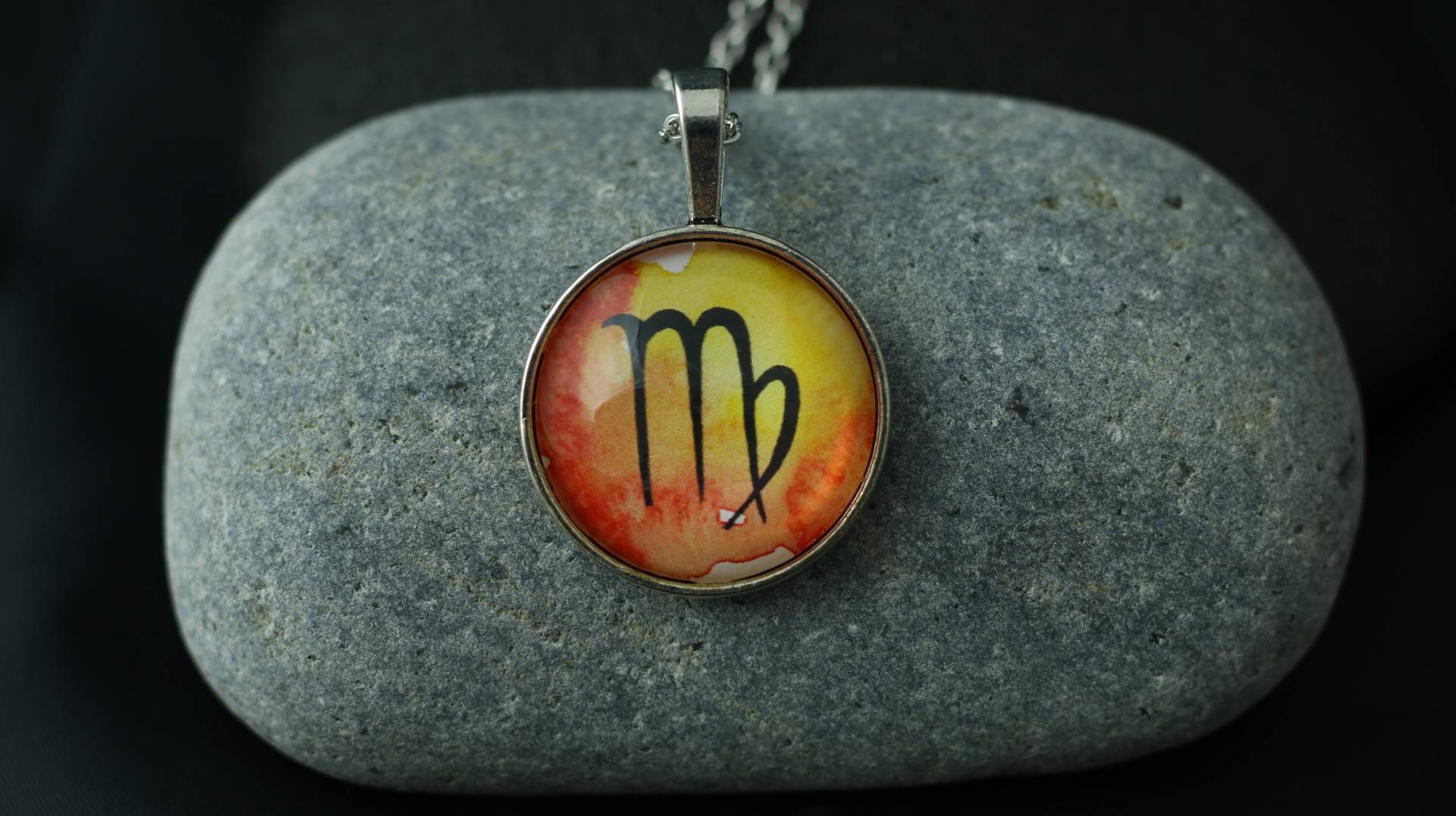 Handgemachte Kette Sternzeichen Jungfrau August - September Von Selbgemalten Aquarellbild Unter Cabochon in Der Farbe Silber Handgemachte Kette Sternzeichen Jungfrau August - September Von Selbgemalten Aquarellbild Unter Cabochon in Der Farbe Silber von PebblesArtKreationen