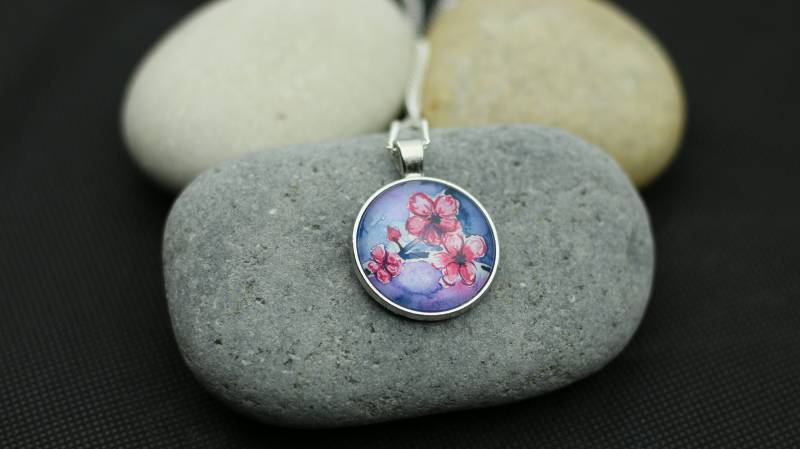 Kette Mit Kirschblüten Von Selbgemalten Aquarellbild Unter Cabochon in Der Farbe Silber von PebblesArtKreationen