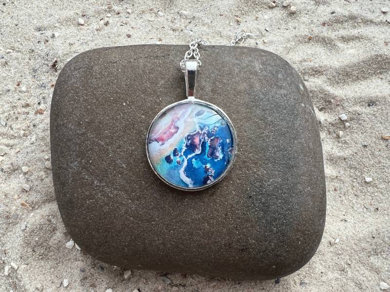 Kette Mit Meeresbucht Von Selbgemalten Aquarellbild Unter Cabochon in Der Farbe Silber von PebblesArtKreationen