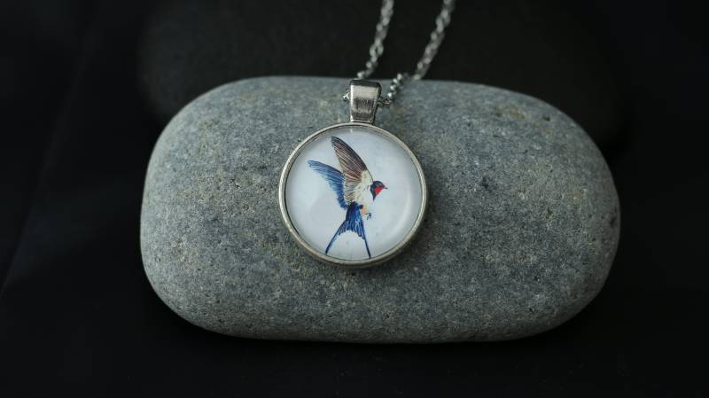 Kette Mit Schwalbe - Rauchschwalbe Motiv Von Selbgemalten Aquarellbild Unter Cabochon in Der Farbe Silber Und Bronze von PebblesArtKreationen