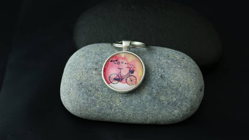 Schlüsselanhänger Mit Fahrrad - Aquarellbild Unter Cabochon in Der Farbe Silber von PebblesArtKreationen
