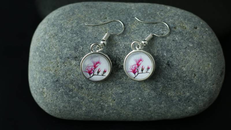 Silberne Ohrringe Mit Magnolie Von Handgemalten Aquarell, Silberne Frauen, Pink von PebblesArtKreationen
