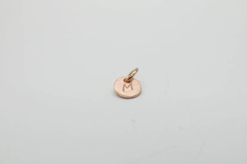 Goldanhänger 333/8K Rosègold 6mm Plättchen Anhänger & Gravur Buchstaben, Personalisierbar von PebblesSchmuckdesign