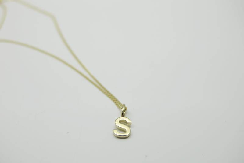 Persönliches Geschenk, Goldkette Mit Kleinem Buchstaben-Anhänger Massiv 8K/333Er Gold von PebblesSchmuckdesign