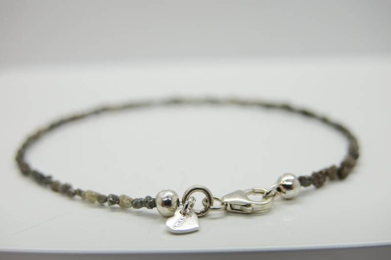 Rohdiamanten, Edles Armband Mit Funkelnden, Kleinen Grauen Diamanten & 925 Silber von PebblesSchmuckdesign