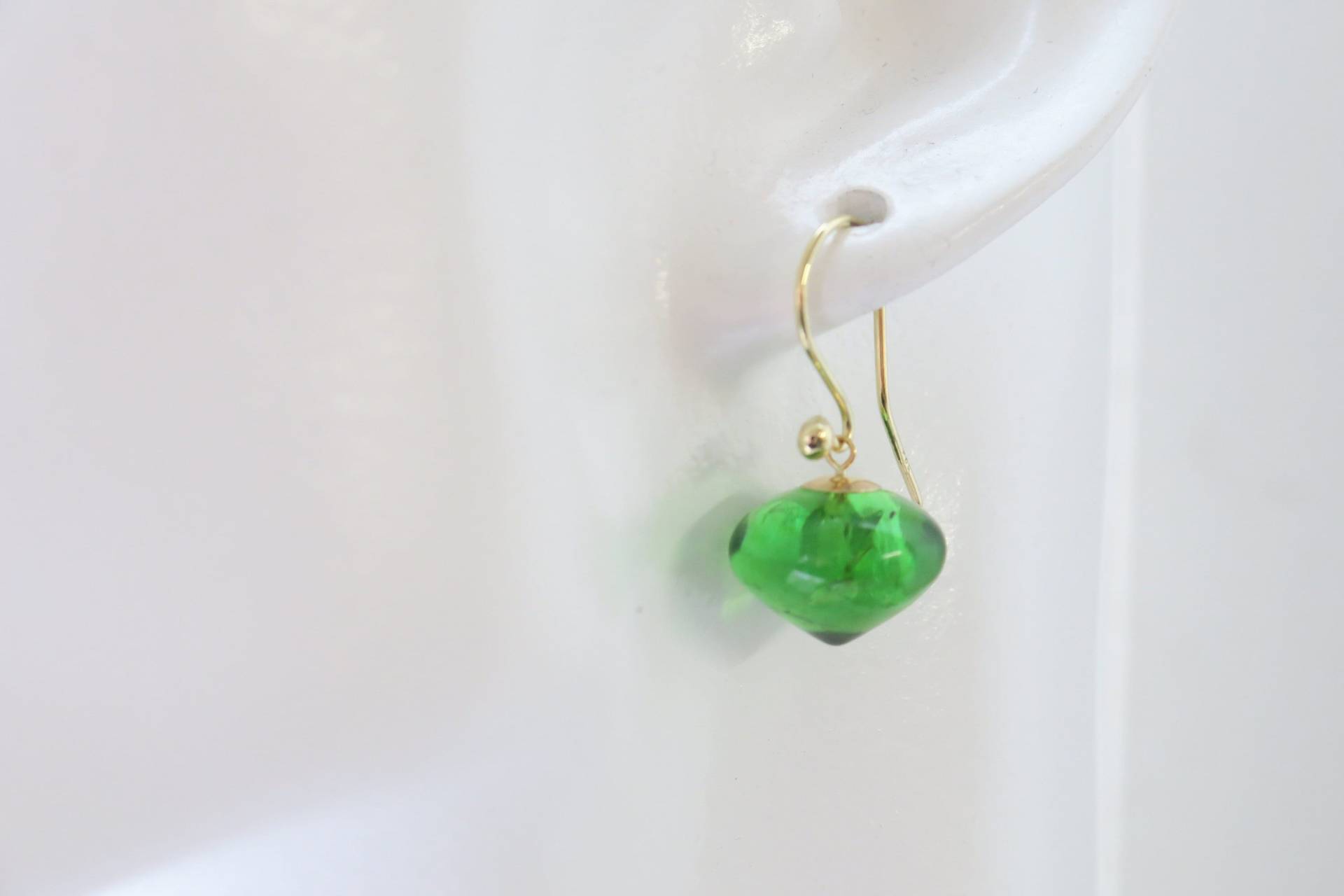 Smaragdgrüne Bernstein-Einhänger 9K Gold Für Ohrhaken, Wechselschmuck...ganz Edle, Leuchtende Zwiebelchen Gelbgoldaufhängung von PebblesSchmuckdesign