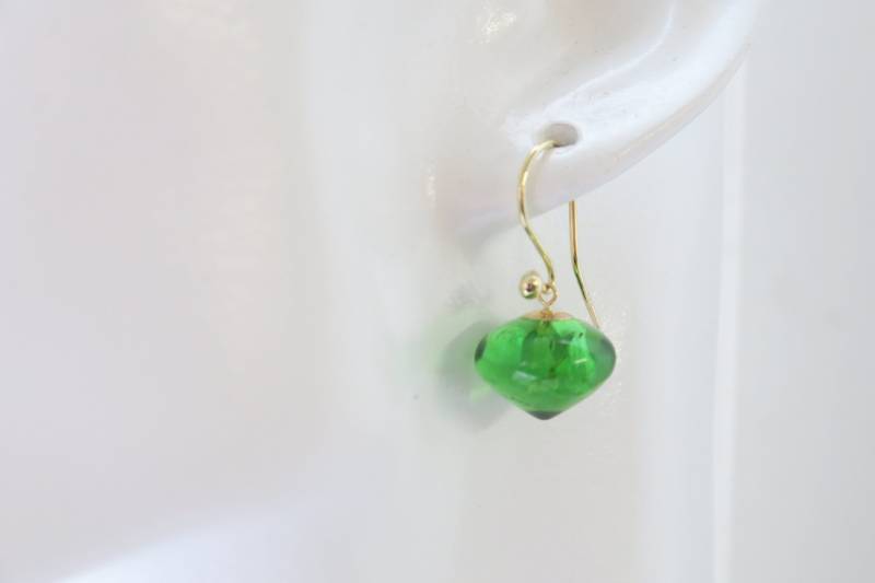 Smaragdgrüne Bernstein-Einhänger 9K Gold Für Ohrhaken, Wechselschmuck...ganz Edle, Leuchtende Zwiebelchen Gelbgoldaufhängung von PebblesSchmuckdesign