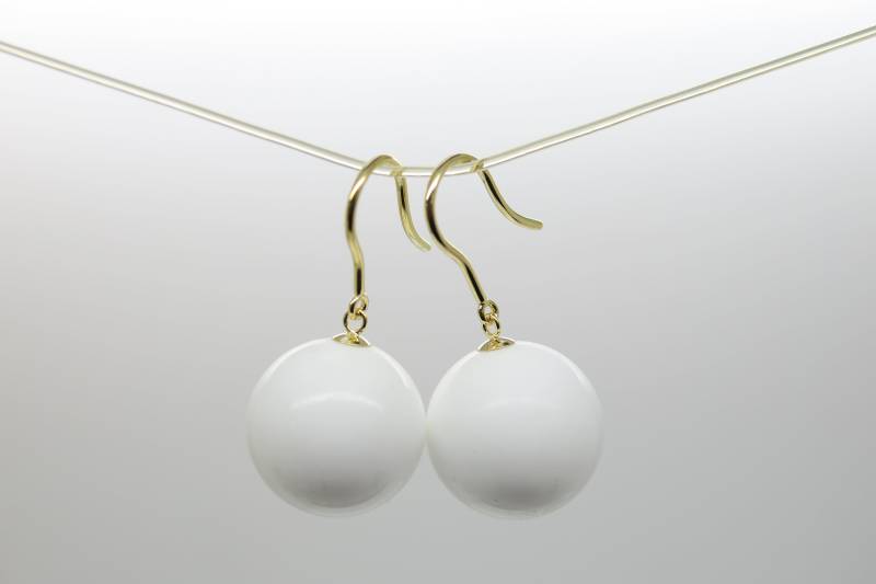 Weißer Kascholong...eleganter Ohrhänger 925 Silber/24K Vergoldet Mit Kugel von PebblesSchmuckdesign