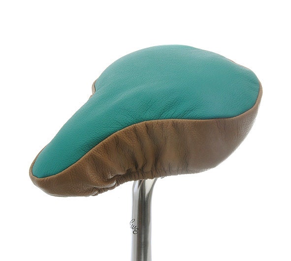 Pueblos, Ein Stilvoller Fahrradsattelbezug Mit Einer Spritzwasserfesten Basis, Damit Sie Geschützt, Komfortabel Und Gut Aussehend Fühlend Sind von PedalShed