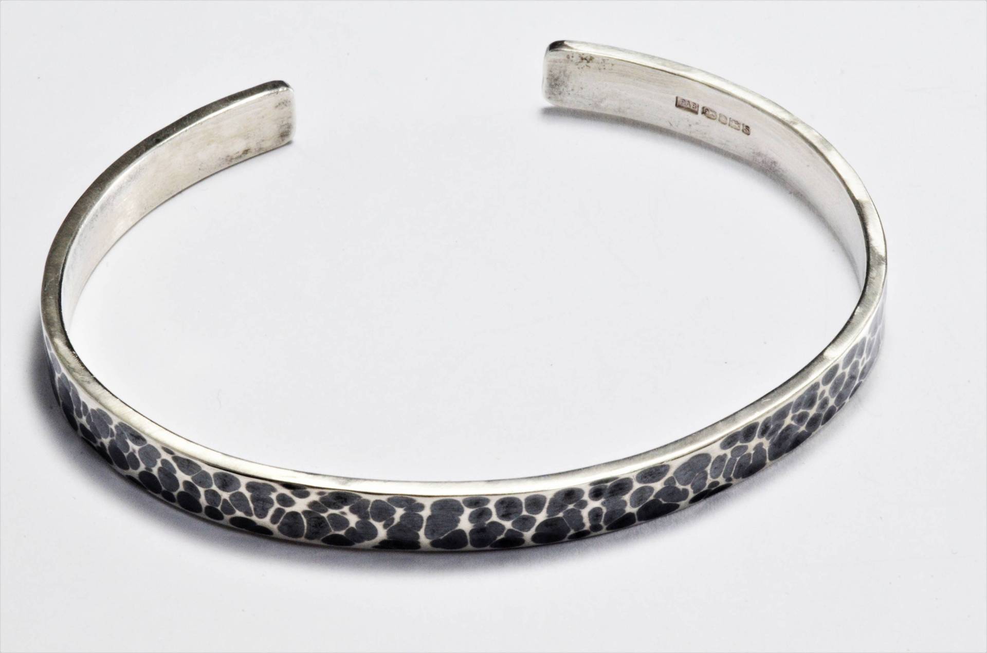 Gehämmerte Armspange Aus Oxidiertem Sterlingsilber Torque Armreif Mit Gravur Gehämmerte Armspange Aus Oxidiertem Sterlingsilber Torque Armreif Mit Gravur von PedalSilver