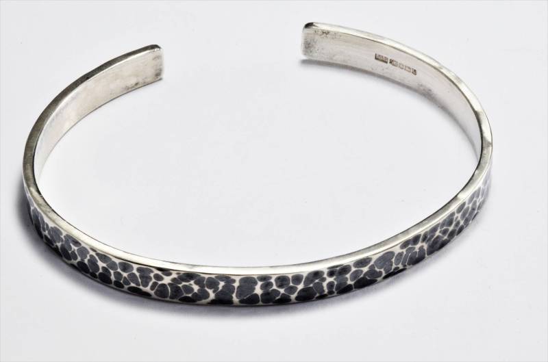 Gehämmerte Armspange Aus Oxidiertem Sterlingsilber Torque Armreif Mit Gravur Gehämmerte Armspange Aus Oxidiertem Sterlingsilber Torque Armreif Mit Gravur von PedalSilver