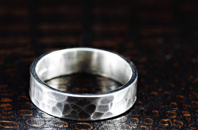 Gehämmerter Sterling Silber Ring Handgeschmiedetes Minimalist Band Gehämmerter Sterling Silber Ring Handgeschmiedetes Minimalist Band von PedalSilver