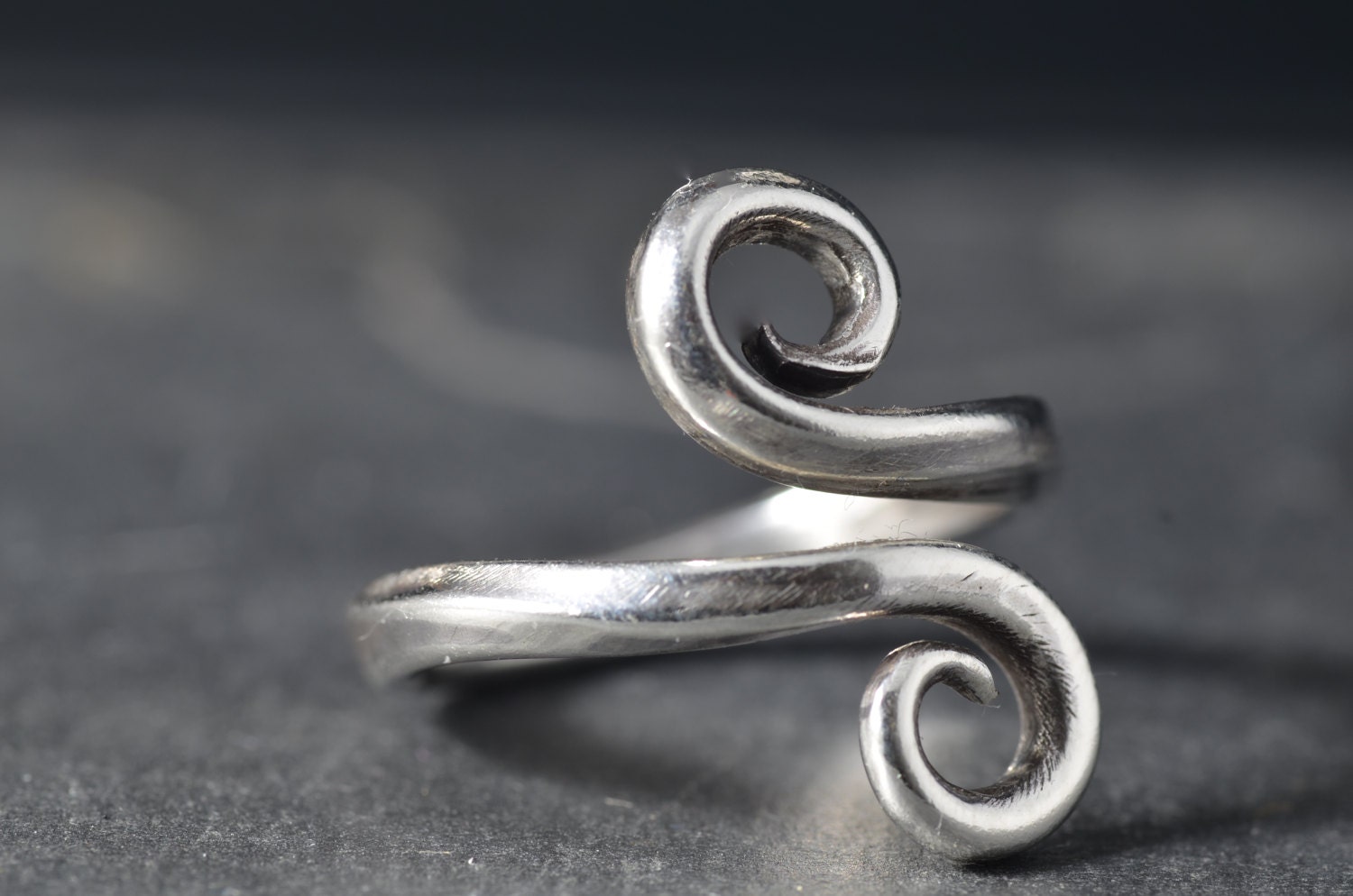 Hand Geschmiedet Sterling Silber Infinity Swirl Ring | Verstellbar von PedalSilver