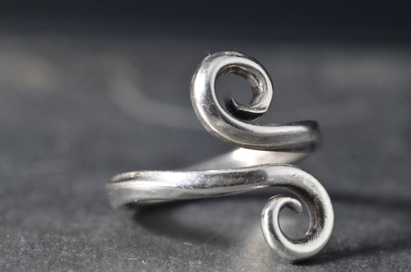 Hand Geschmiedet Sterling Silber Infinity Swirl Ring | Verstellbar von PedalSilver