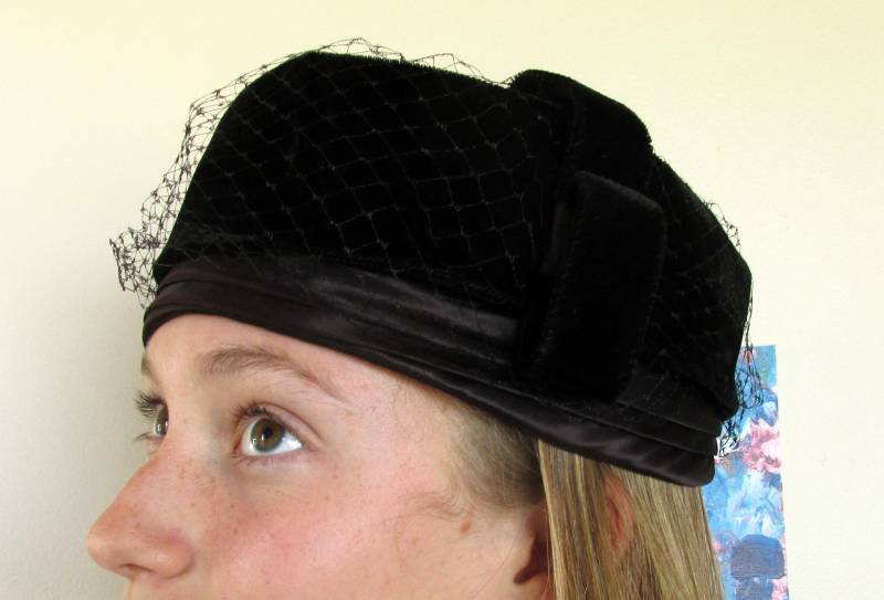 Hut - Schwarze Velour Pillbox Vintage von PeddlersCaravan