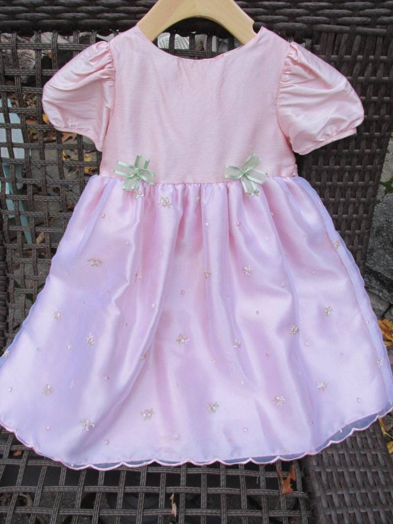 Seidenblumenmädchen Kleid Besticktes Rosa Party Kleid | 24 Monate von PeddlersCaravan