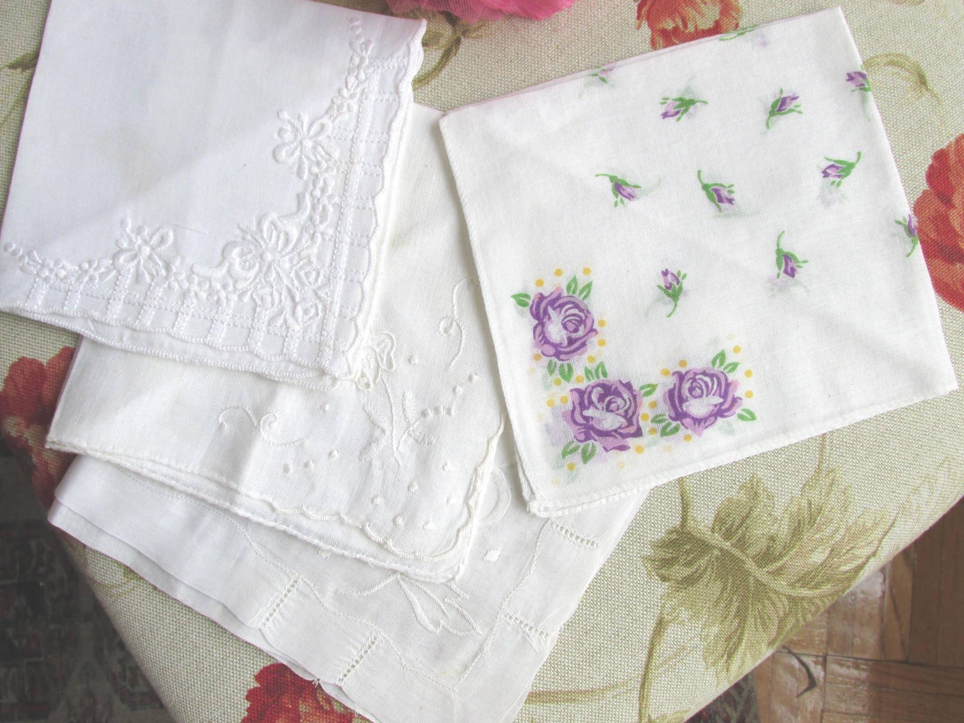 Taschentücher - Set Mit 4 Weißen Gestickten Und Lila Blumen Für Den Gebrauch, Zum Basteln Oder Beutel Vintage von PeddlersCaravan