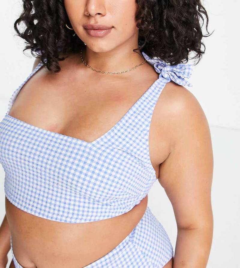 Peek & Beau Curve - Exclusive - Kurzes Bikinioberteil mit Trägern zum Binden, eckigem Ausschnitt und strukturiertem Vichykaro in Blau von Peek & Beau Curve