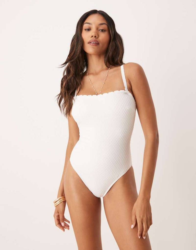 Peek & Beau - Badeanzug in Weiß mit strukturiertem Punktdetail von Peek & Beau