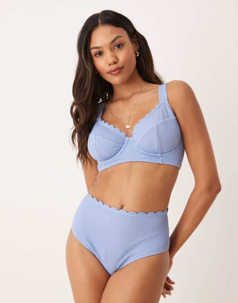 Peek & Beau - Bikinihose in Blau mit Knitterstruktur, Muschelsaum und hohem Bund von Peek & Beau