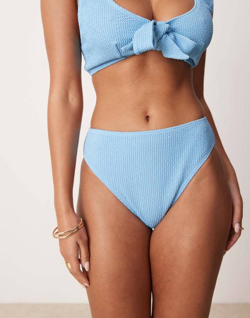 Peek & Beau - Fuller Bust - Bikinislip mit Knitterstruktur in Blau von Peek & Beau