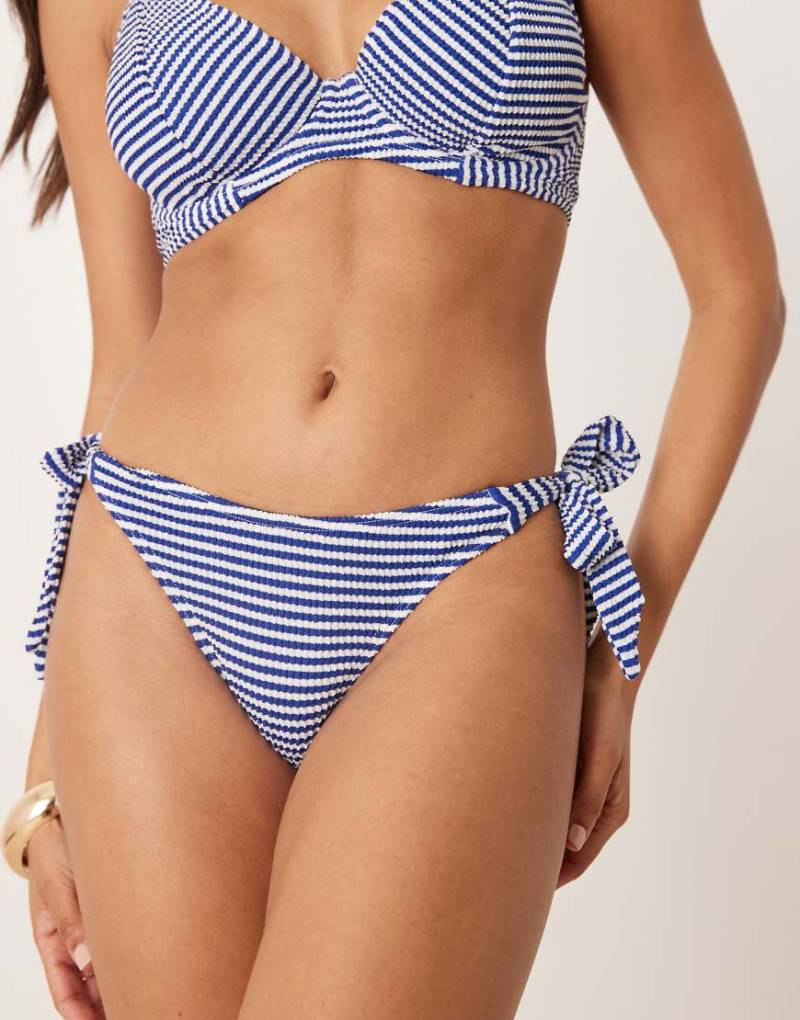 Peek & Beau - Fuller Bust - Gestreifte, seitlich gebundene Bikinihose in Marineblau und Weiß mit Kräuselstruktur-Bunt von Peek & Beau