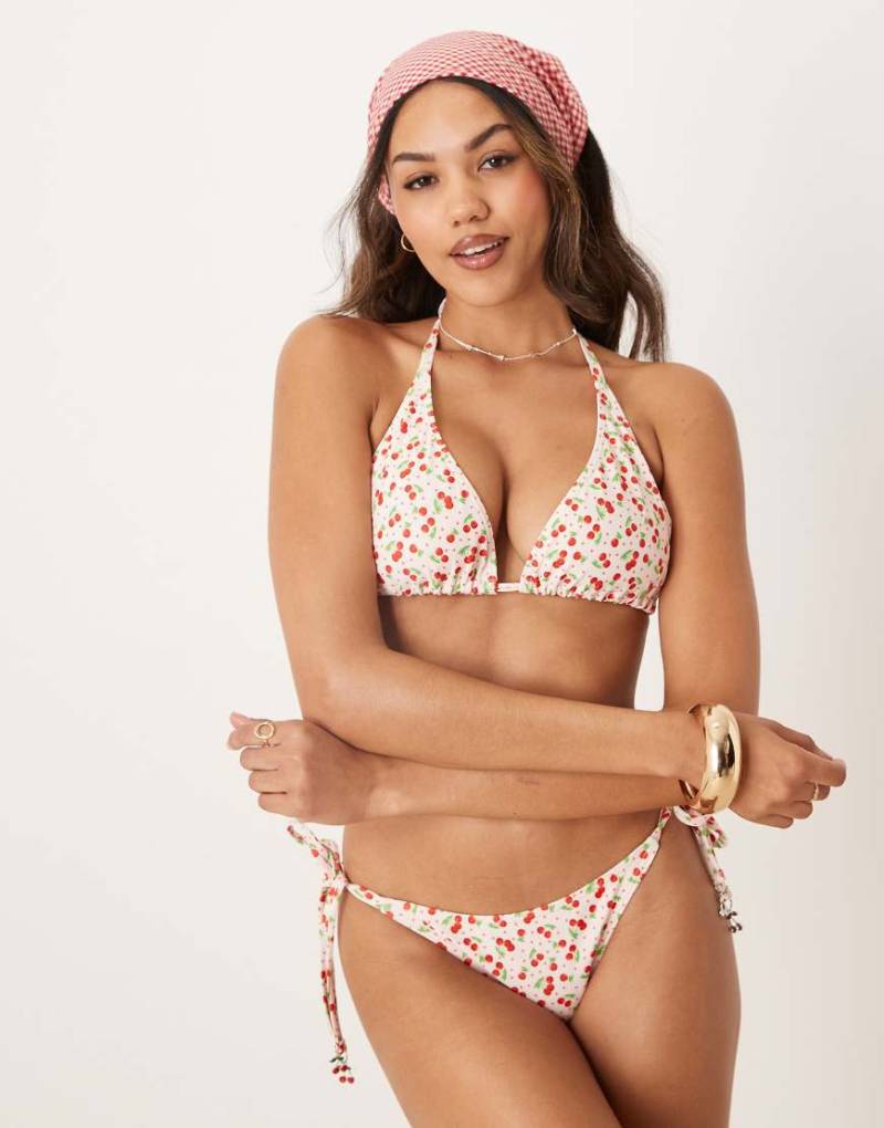 Peek & Beau - Größere Brust - Triangel-Bikinioberteil in Rosa mit Kirschprint von Peek & Beau