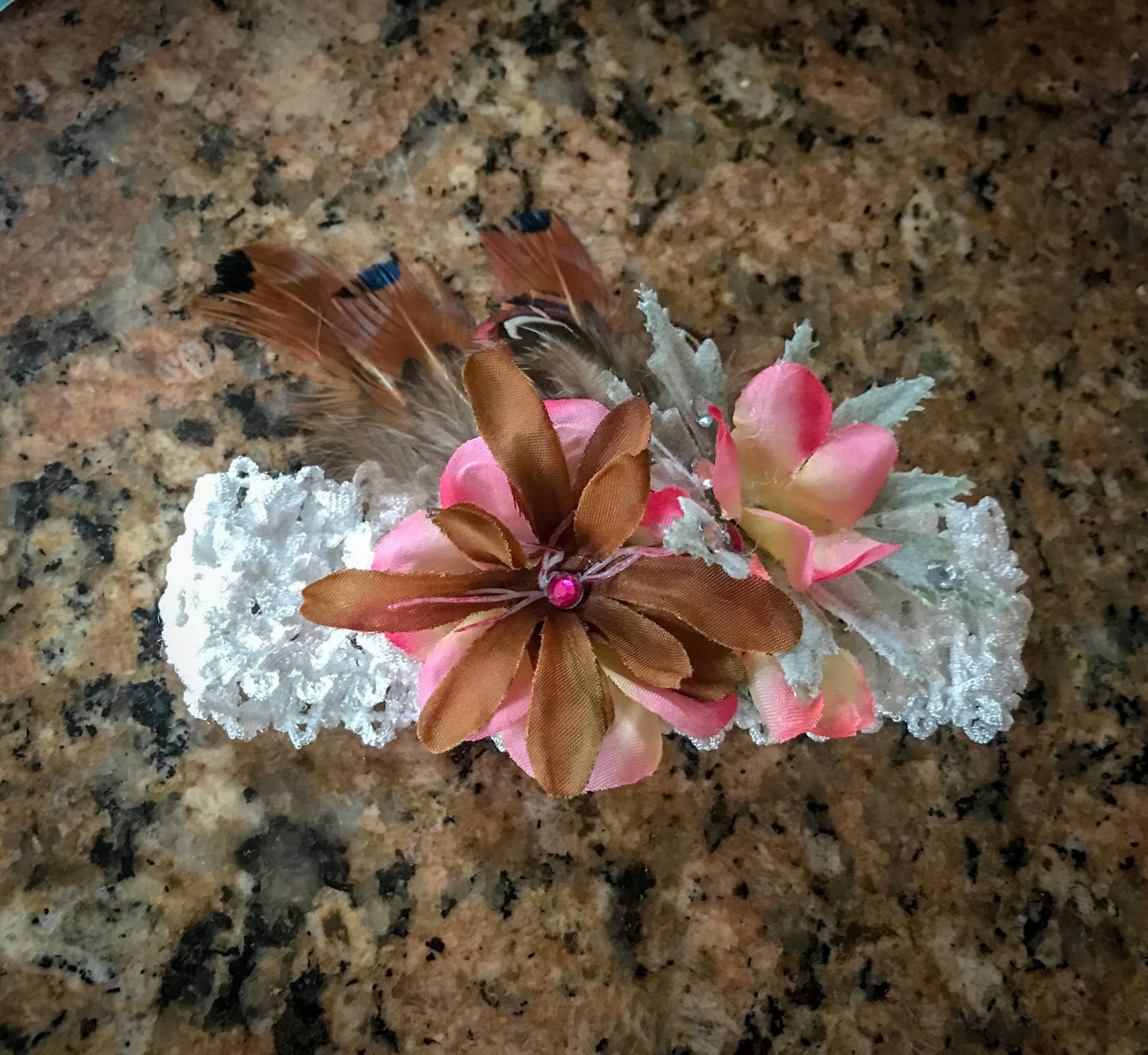 Baby Blumen Feder Und Strass Haarband Baby Blumen Feder Und Strass Haarband von PeekaBootiqueStudio