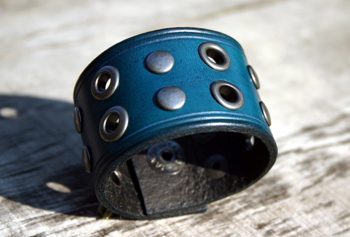 Blaue Ledermanschette/Manschette Mit Antiken Nickel Nieten Und Ösen Für Männer & Frauen Passen Für Sie von PegCityLeather