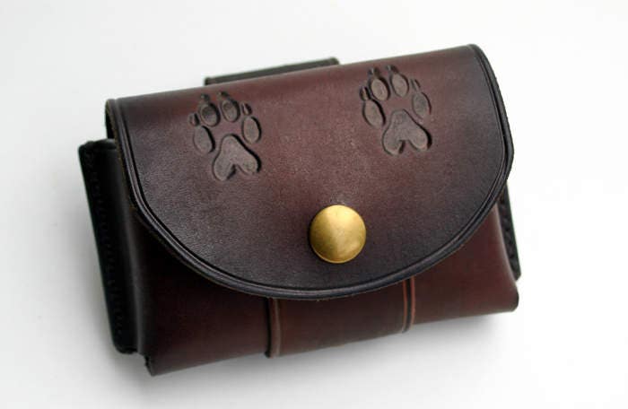 Braune Leder Gürteltasche/Wolf Print Design Altoids Blechbeutel Mit Gürtelschlaufe Und Doppel Pfotenabdrücken Bushcraft von PegCityLeather