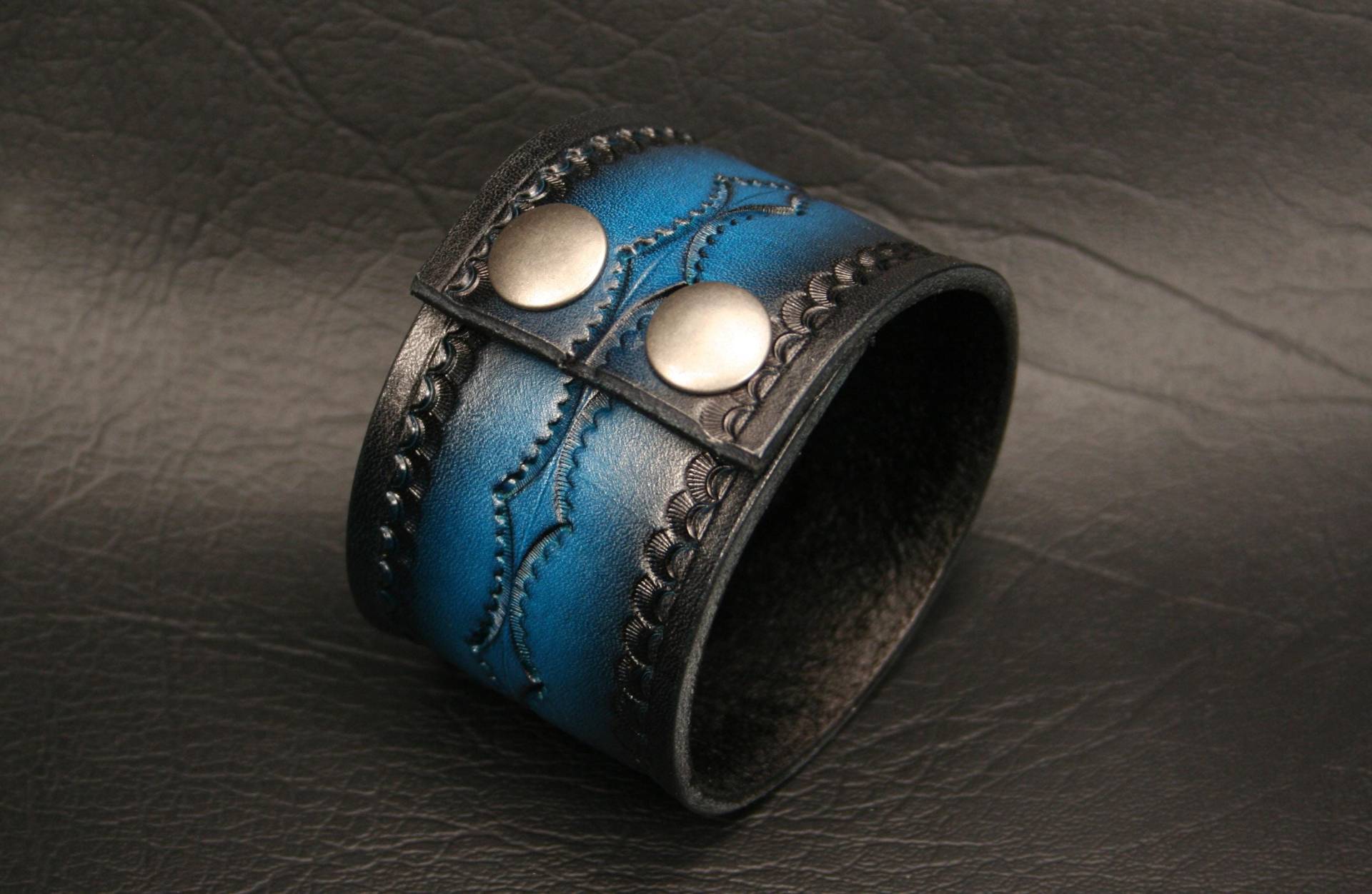 Breite Armspange Aus Blauem Leder Mit Schwarzen Kanten/Personalisierte Silberfarbenen Druckknöpfen Passend Für Ihr Handgelenk von PegCityLeather