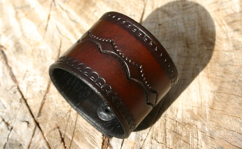 Breite Ledermanschette/Braunes Leder Mit Schwarzer Einfassung Doppel-Snap-Handgelenkschlaufe Maßgeschneiderte Für Ihr Handgelenk, Nur Sie von PegCityLeather