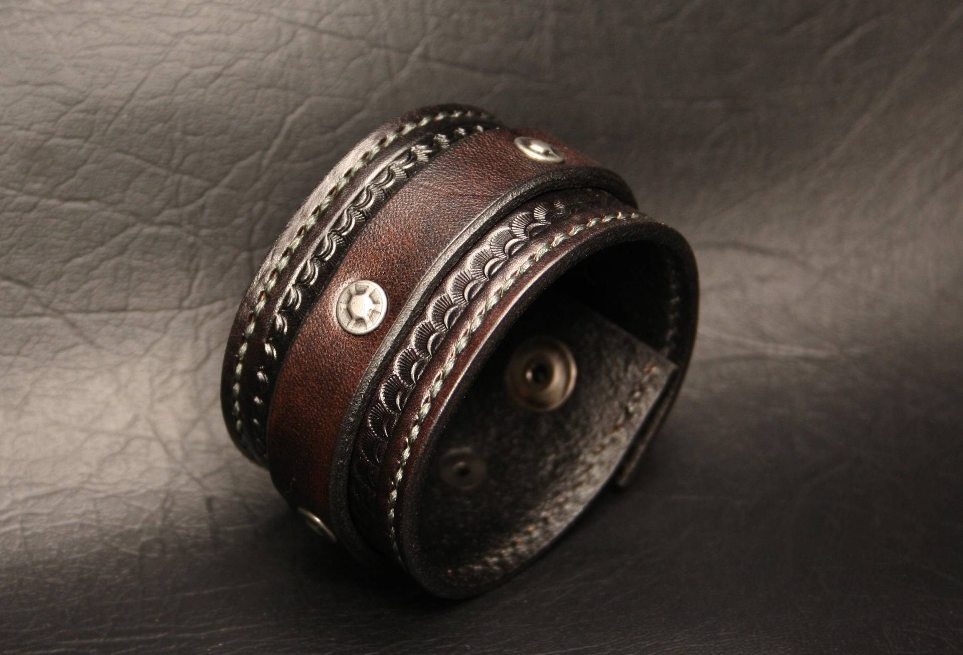 Herren Lederarmband Mit Strukturierten Nieten. Breite Armspange Aus Schwarzem Leder Antik Nickel Druckknopf von PegCityLeather