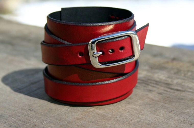 Rote Ledermanschette/Umlaufende Mit Nickelschnalle Umwickeltes Lederarmband von PegCityLeather