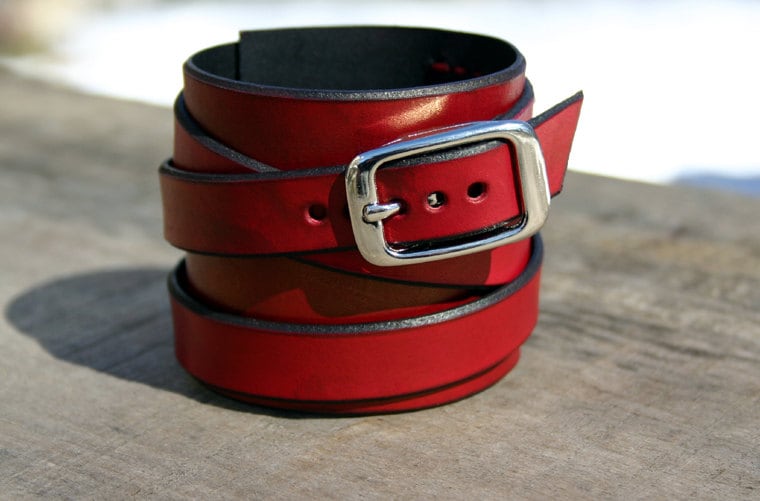Rote Ledermanschette/Umlaufende Mit Nickelschnalle Umwickeltes Lederarmband Rote Ledermanschette/Umlaufende Mit Nickelschnalle Umwickeltes Lederarmband von PegCityLeather