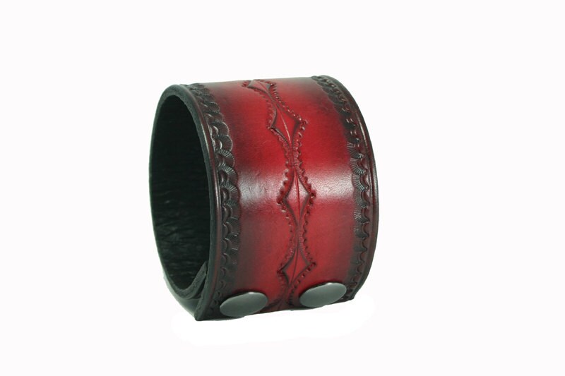 Rotem Leder Wristcuff/Breite Manschette Rotes Mit Schwarzen Kanten Custom Nachgerüstet Design Double Snap Unisex Armband Pegcity Leder-Designs von PegCityLeather