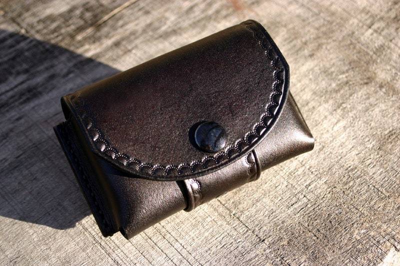 Schwarze Leder Gürteltasche/Altoids Tin Pouch Bushcraft Zunder Beutel Erste-Hilfe-Set Pegcity Handgefertigtes Schwarze Leder Gürteltasche/Altoids Tin Pouch Bushcraft Zunder Beutel Erste-Hilfe-Set Pegcity Handgefertigtes von PegCityLeather