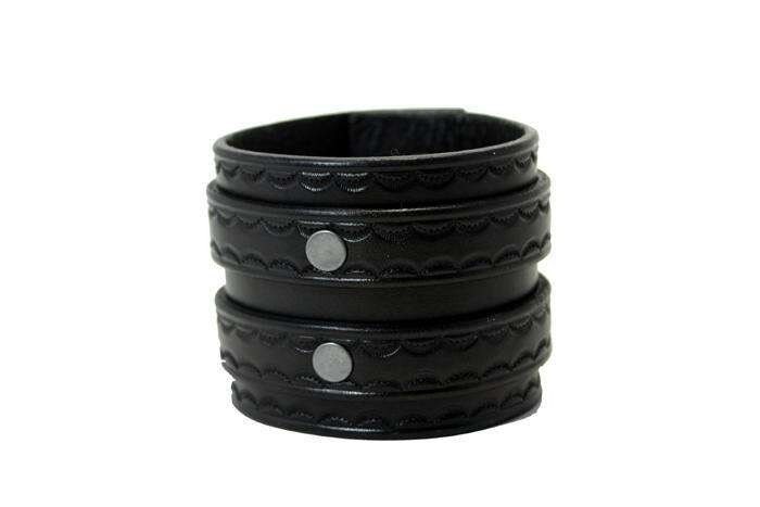 Schwarze Ledermanschette/Lederarmband Custom Leatherwork Breite Manschette Für Männer Oder Frauen Mit Doppelbändern, Nickelnieten Und Druckknöpfen von PegCityLeather