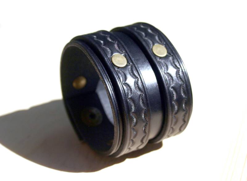 Schwarze Ledermanschette Mit Punziertem Westernband-Design/Messingnieten Und Druckknöpfen Benutzerdefinierte Größe Von Pegcity Leder Breite Schwarze Ledermanschette Mit Punziertem Westernband-Design/Messingnieten Und Druckknöpfen Benutzerdefinierte Größe Von Pegcity Leder Breite von PegCityLeather