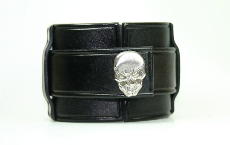 Schwarze Rockstar Skull Leder Armstulpe von PegCityLeather
