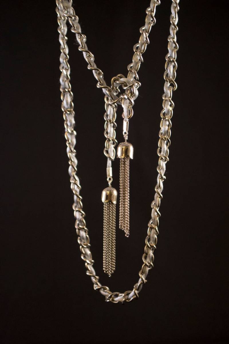 Lasso Ist Silberkette Mit Silber Seide Verwoben in Kette Quasten, Die Einem Einzel-, Doppel - Oder Dreifach-Knoten Gebunden Werden Können. Länge 35 " Lasso Ist Silberkette Mit Silber Seide Verwoben in Kette Quasten, Die Einem Einzel-, Doppel - Oder Dreifach-Knoten Gebunden Werden Können. Länge 35 " von PegKamDesigns