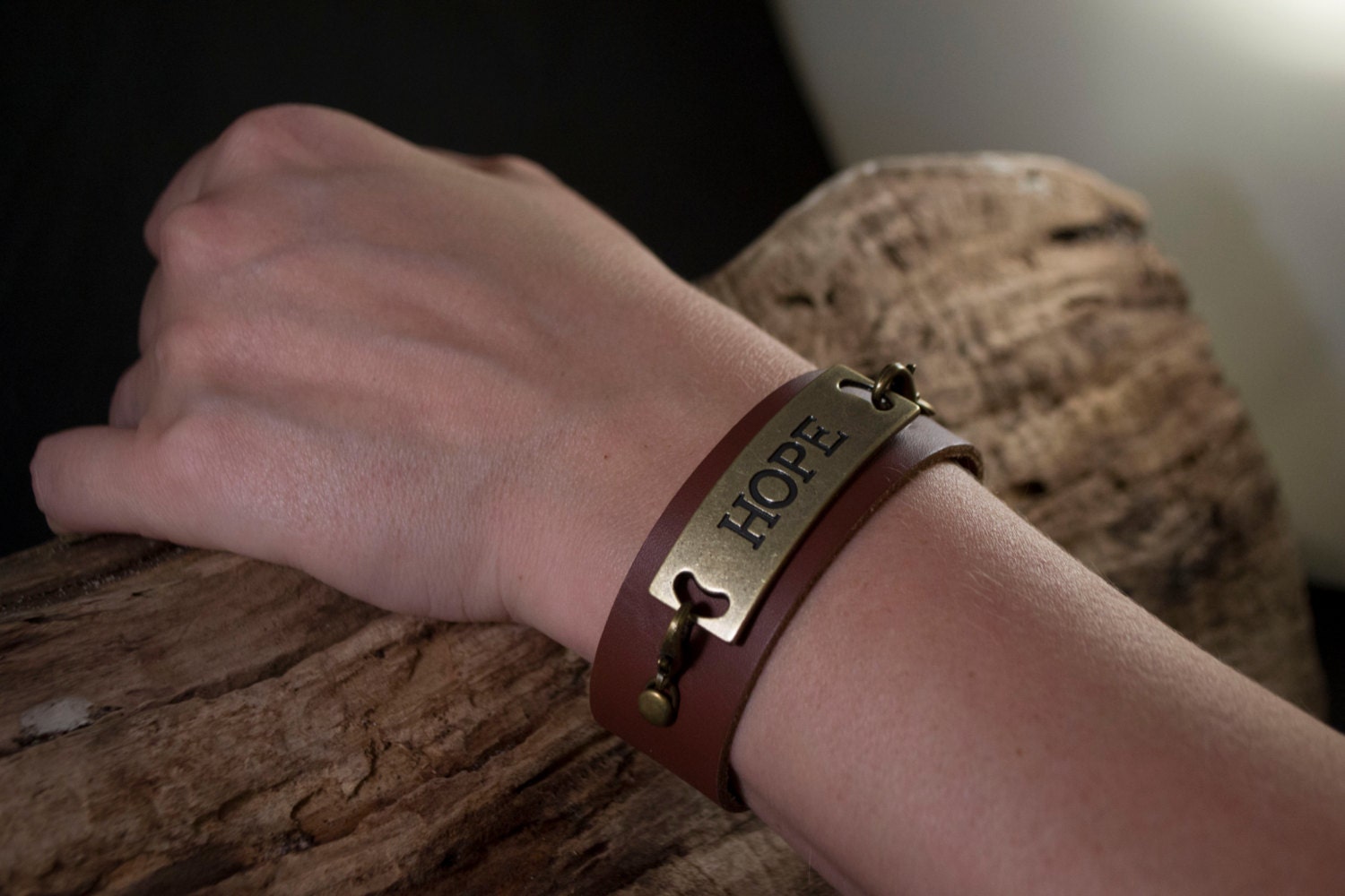 Leder-Armband Mit Charme "Hoffen" Leder-Armband Mit Charme "Hoffen" von PegKamDesigns