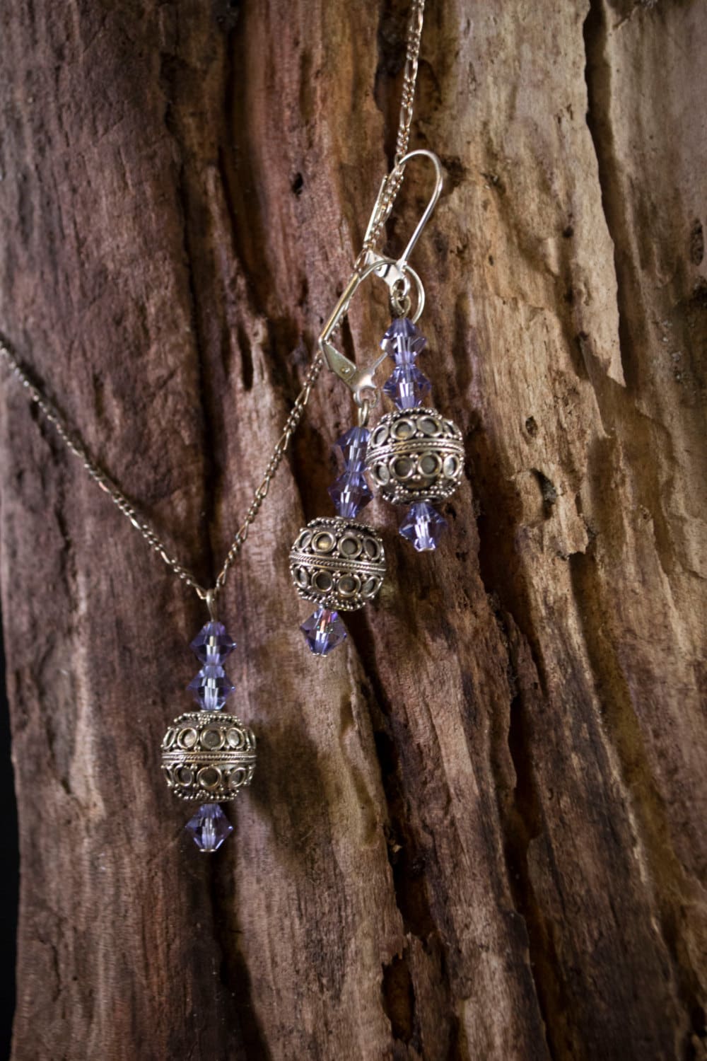 Sterling Silber Runde Perle Aus Bali Mit Lila Swarovski Kristall Akzente Auf 18 Zoll Sterling-Silber-Kette. Ohrringe Übereinstimmen Sterling Silber Runde Perle Aus Bali Mit Lila Swarovski Kristall Akzente Auf 18 Zoll Sterling-Silber-Kette. Ohrringe Übereinstimmen von PegKamDesigns
