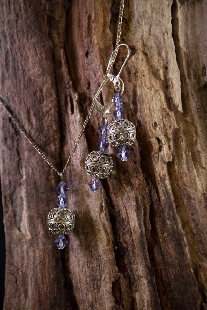 Sterling Silber Runde Perle Aus Bali Mit Lila Swarovski Kristall Akzente Auf 18 Zoll Sterling-Silber-Kette. Ohrringe Übereinstimmen Sterling Silber Runde Perle Aus Bali Mit Lila Swarovski Kristall Akzente Auf 18 Zoll Sterling-Silber-Kette. Ohrringe Übereinstimmen von PegKamDesigns