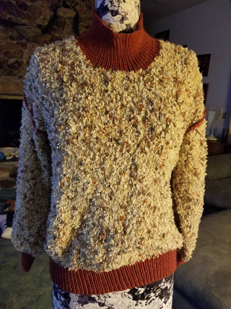 Blätter Fallen. Mehrfarbige Wollmischung Mit Rost Alpaka Kragen Manschette Und Ärmel Detail von PeggeDesigns