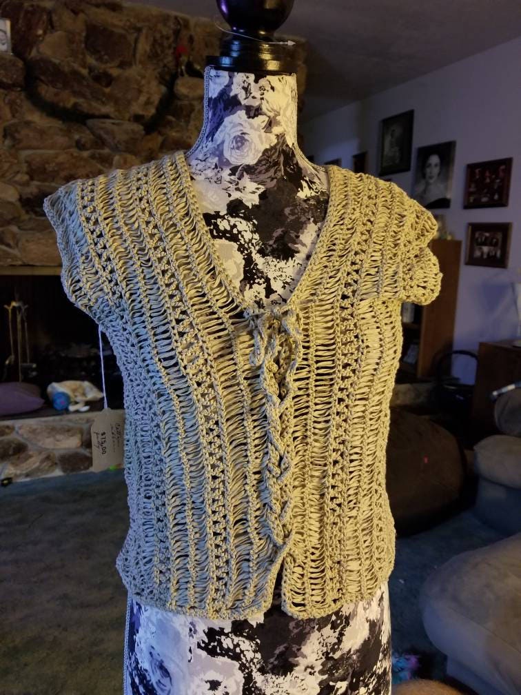 Gehäkelte Spitze Bis Weste. Moosgrün Baumwolle von PeggeDesigns