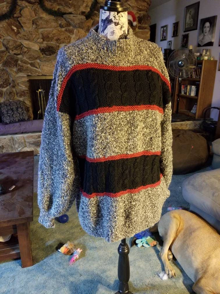 Grau, B Schwarzen Streifen Und Roten Details von PeggeDesigns